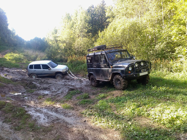 Вытаскиваем авто в лесу